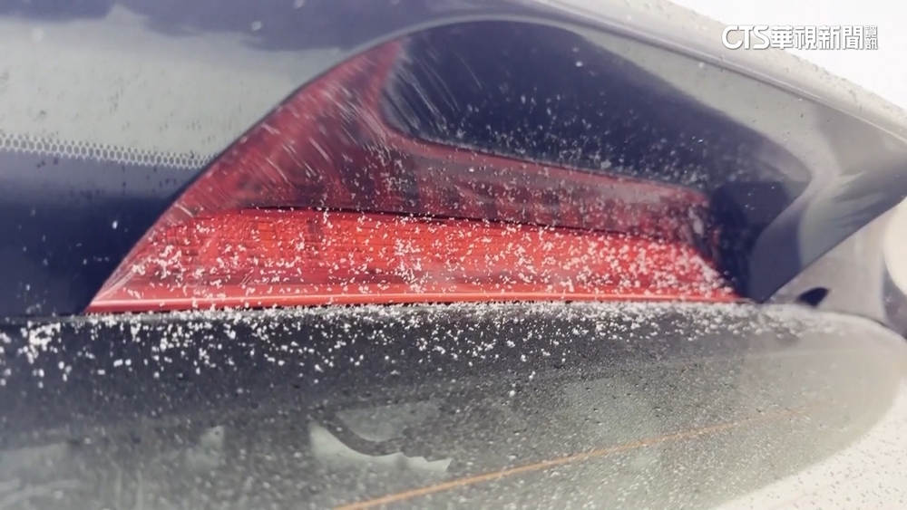 合歡山零下1度.水氣足　下近40分鐘冰霰嗨翻遊客