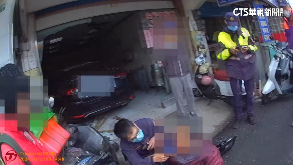 碰！迴轉撞機車又衝便當店2人傷　店內一片狼藉