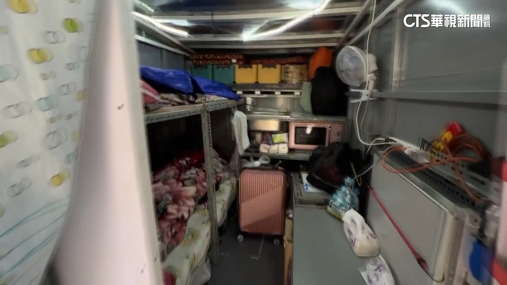 合歡山冰霰如撒糖霜　民眾自製露營車追雪