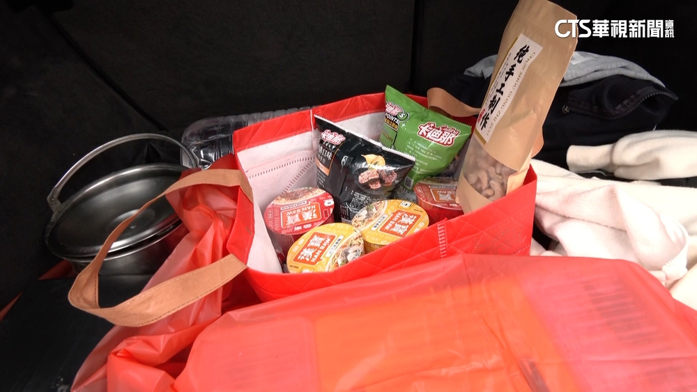 拉拉山追雪「一房難求」　遊客備卡式爐.泡麵睡車上