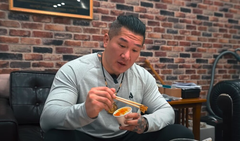 館長試吃「超派海鮮丼飯」！點頭讚醋飯「粒粒分明」　疑吃下橡皮筋引熱議