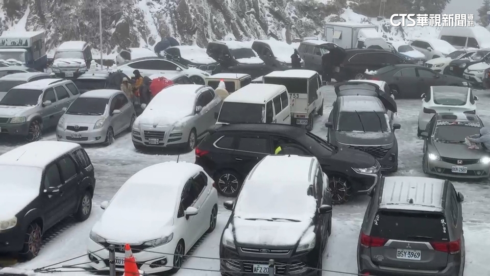 雪下不停！　合歡山出動鏟雪車.遊客打雪仗嗨翻