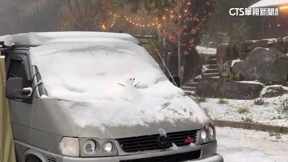 新竹尖石變銀白世界！　民眾興奮堆雪人.打雪仗