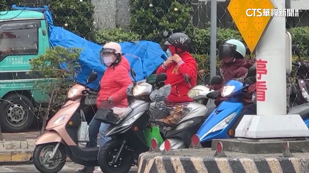 南部上午11-15度　騎士穿雨衣抵抗寒風成奇景