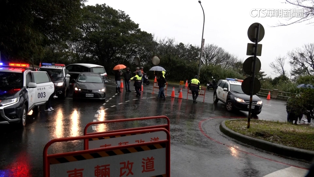 上山追雪爆交通亂象　雪鏈斷裂.人車困邊坡