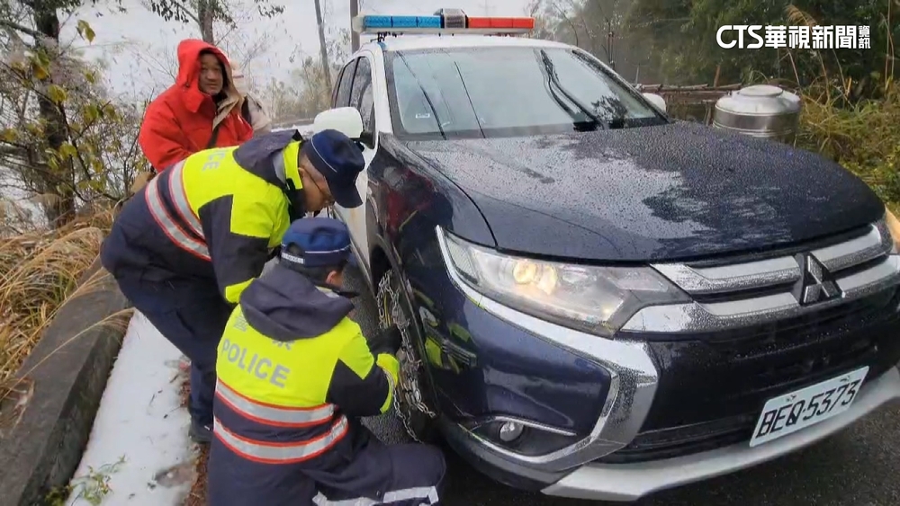 警車也遭殃！上拉拉山「雪鏈鬆脫」慘「刁車」