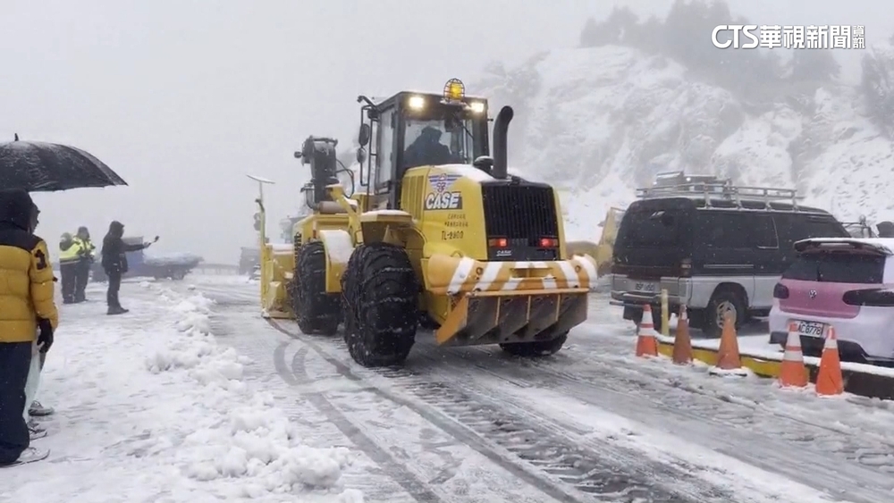 合歡山積雪6-8公分　打滑.斷鏈刁車多　拖車忙翻