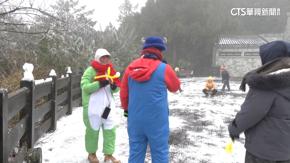 夜衝太平山！COSPLAY等雪　學生打赤膊拍畢業照