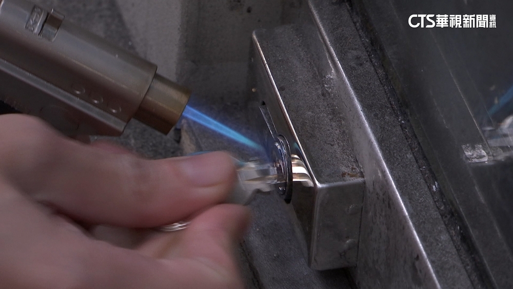 鄰居不滿夜間音量大　東區餐酒館大門鑰匙孔遭灌膠