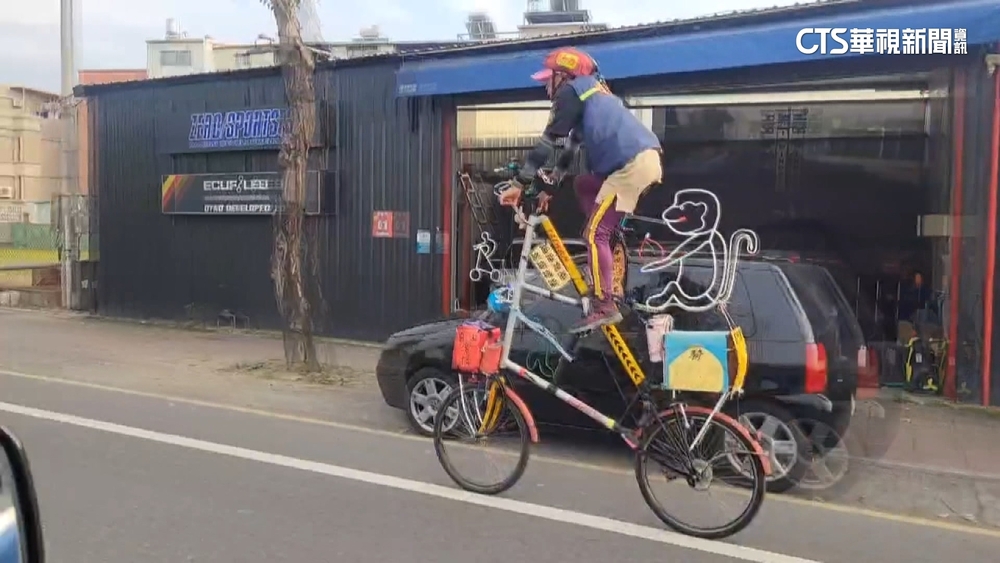 一層樓高單車！　屏東不老騎士騎「雙層單車」環島