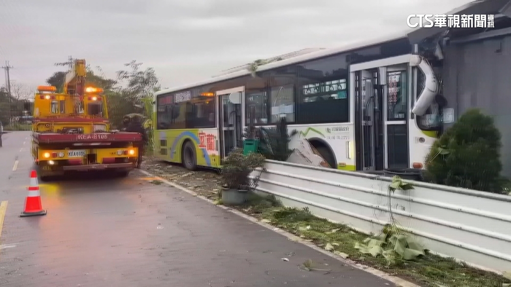 國光客運撞進民宅　疑司機恍神肇禍釀5傷