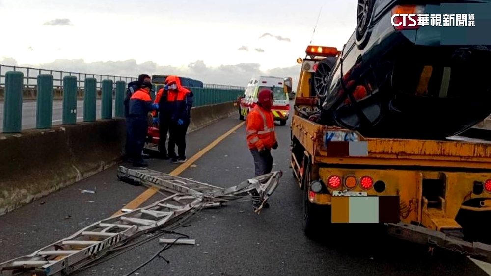 國道驚見鋁梯！2車閃避不及　1爆胎1翻車