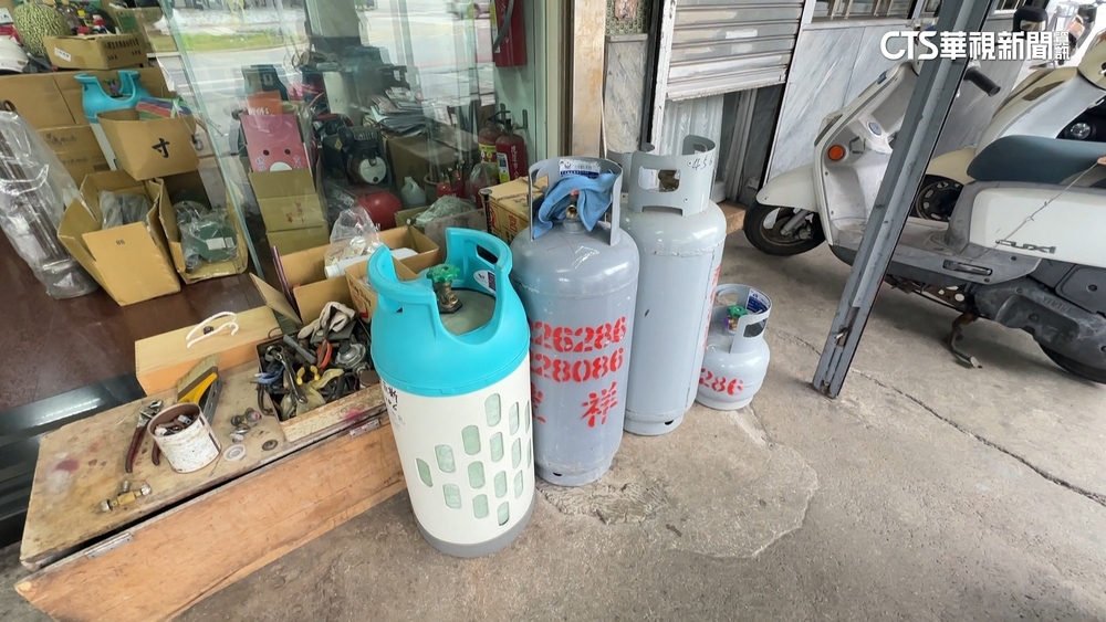 天冷車熄重心不穩！瓦斯桶散滿地　路過車急閃