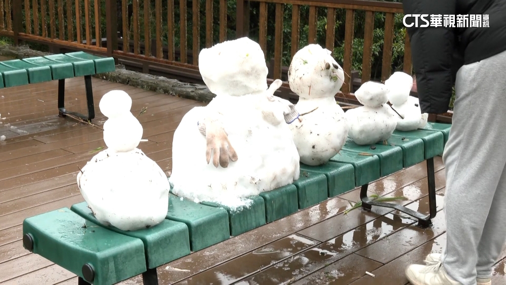 雪在融！　民眾愛車裝雪鏈趕追雪　「賭一把賞雪景」