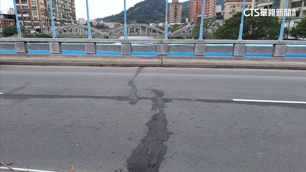 冷到路裂！　三峽大橋橋面裂2公分　新北市府搶修