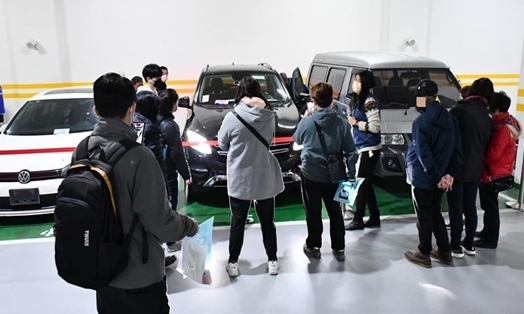 本次拍賣會吸引諸多民眾朝聖。圖／士林地檢署提供