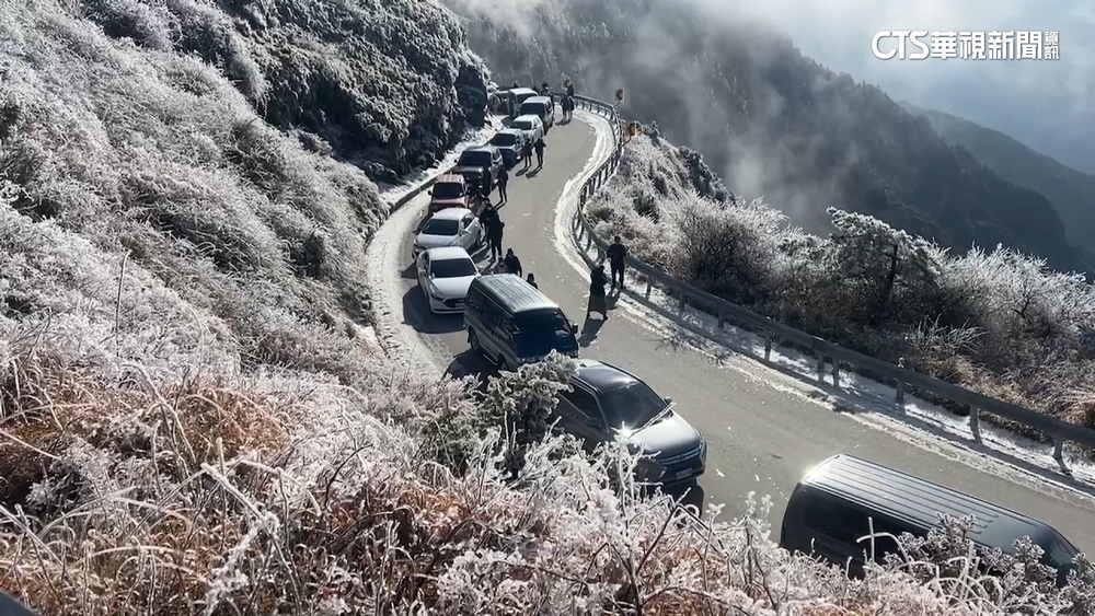 追雪塞到動彈不得　亂象四起「下車拍照.逆向超車」