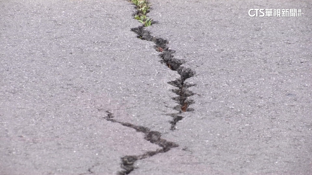 寒流襲！三峽大橋橋面裂開2公分　新北市府急搶修