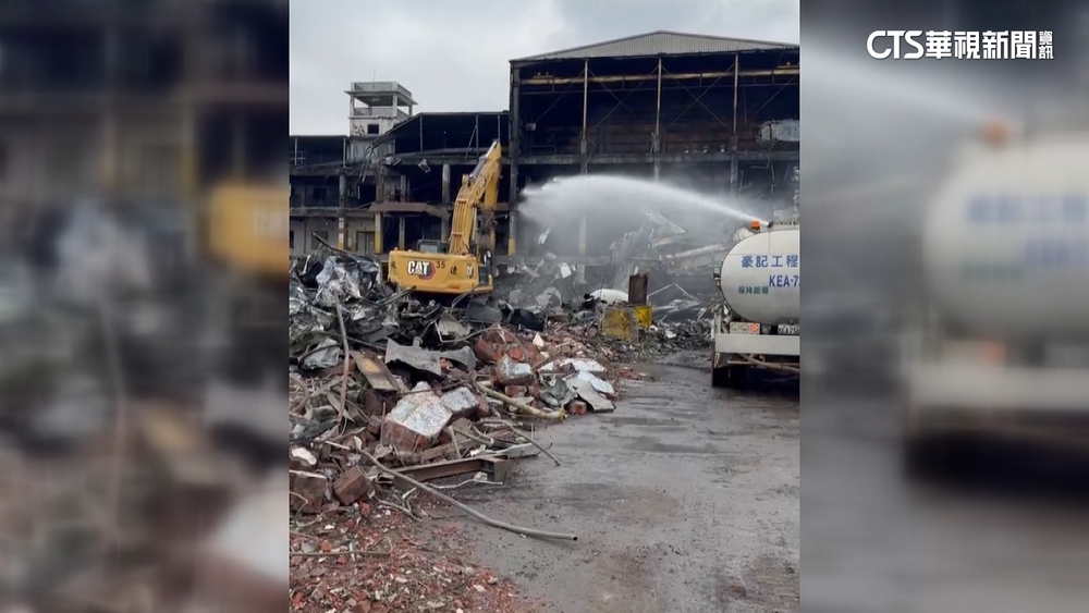 輪胎廠拆遷粉塵滿天飛　住戶怨「全都黑黑的」