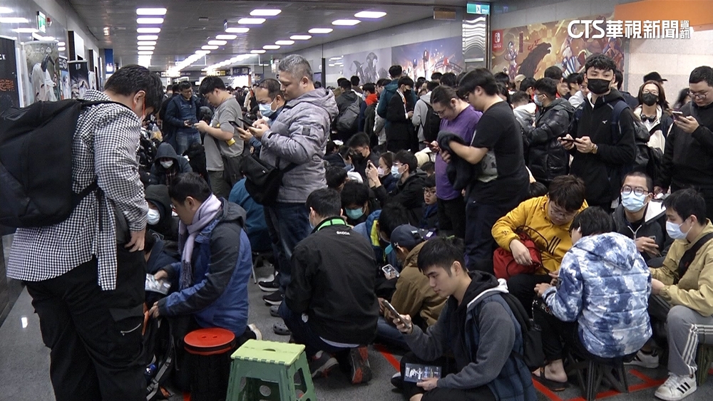 電玩展今開幕　玩家冒雨低溫徹夜排隊領手遊贈品