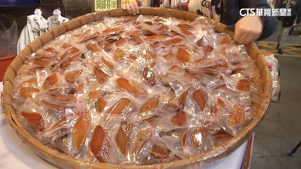 年貨零食類最夯　一口烏魚子.咖哩鹹麻粩人氣旺