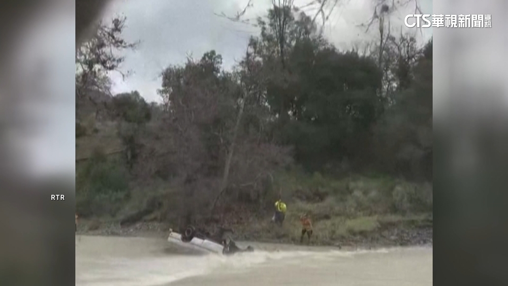 美國加州暴雨.溪暴漲　女子開車翻覆困15小時獲救