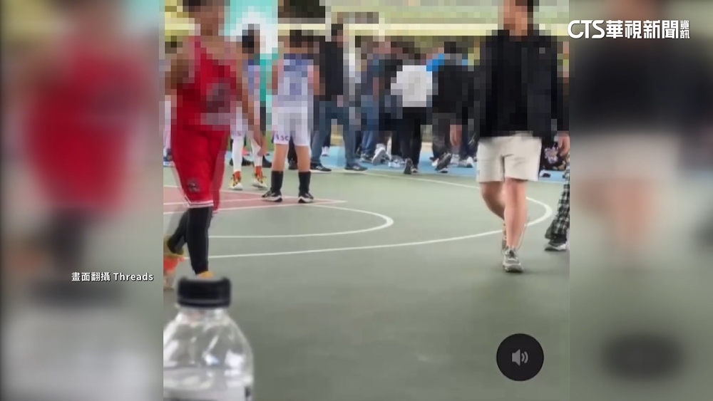 國小籃賽衝突　選手拉扯跌倒.家長衝進場推擠