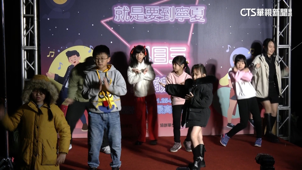 寧夏夜市「科目三比賽」登場　參賽者奇裝異服熱舞