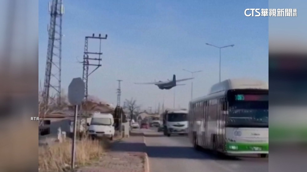 貼著車頂迫降！　土耳其軍機低空驚險著陸