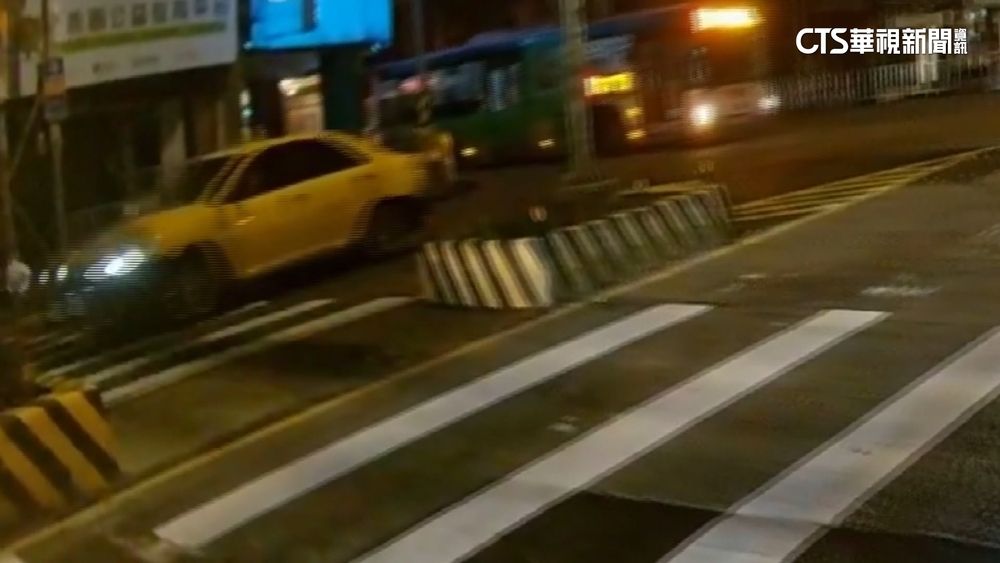 計程車搶快右轉疑「加速」撞到行人　運將遭罰6千元