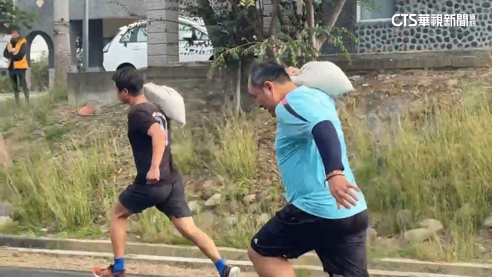 扛逾10KG沙包往前衝！　原民青年搶當山林維護員