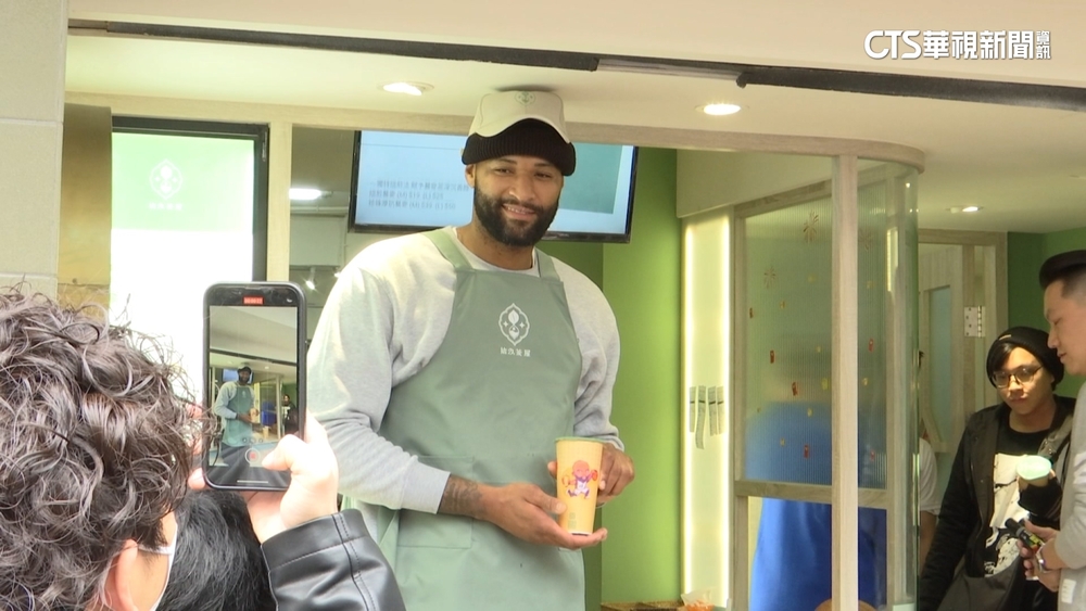 前NBA球星「表弟」化身飲料店長　手作奶茶送球迷