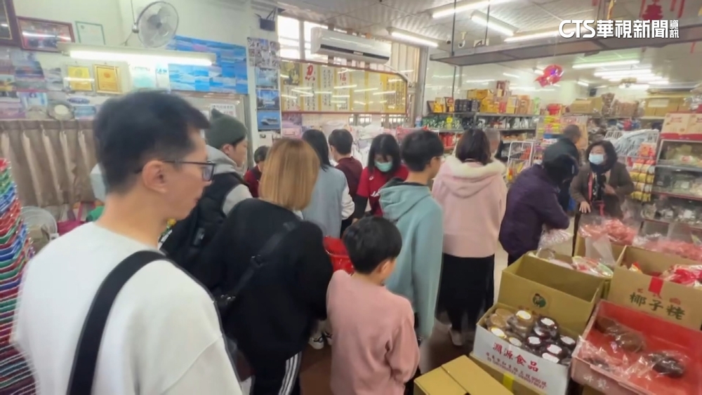屏東老字號餅乾工廠　搶便宜採買年貨湧人潮
