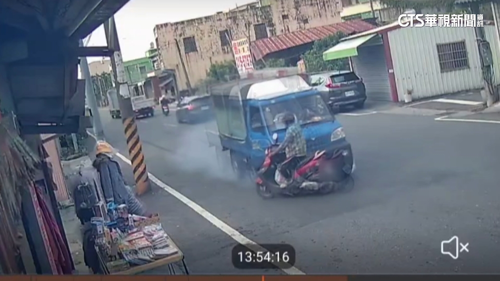 屏東男騎士鬼切逆向　遭小貨車撞飛命危
