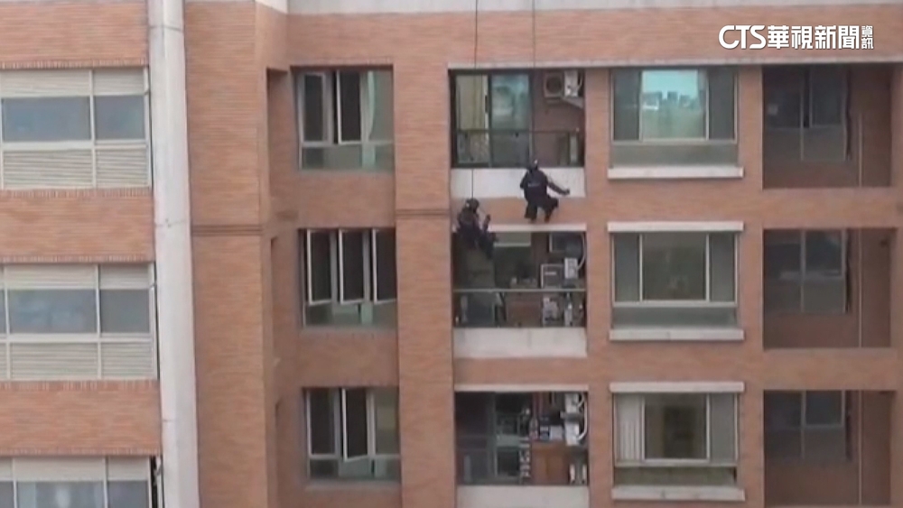特勤變蜘蛛人！　高空垂降前後包抄　11通緝犯遭逮