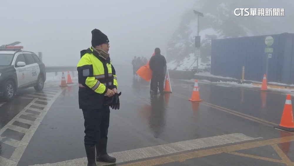 武嶺下冰霰？　民眾嗨翻　公路局：固態降水