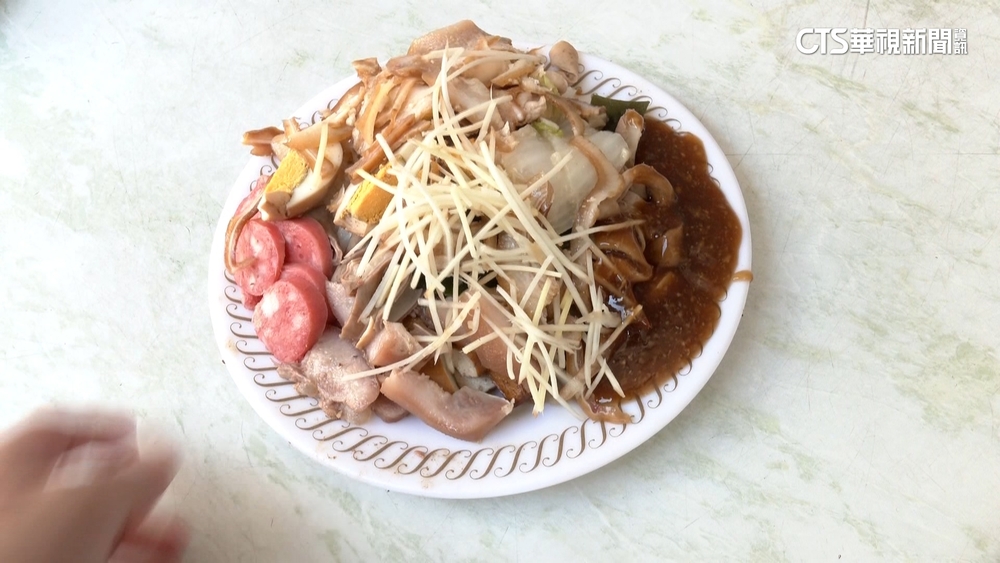 爆量特製滷味飯只要60元！　排半小時才吃得到