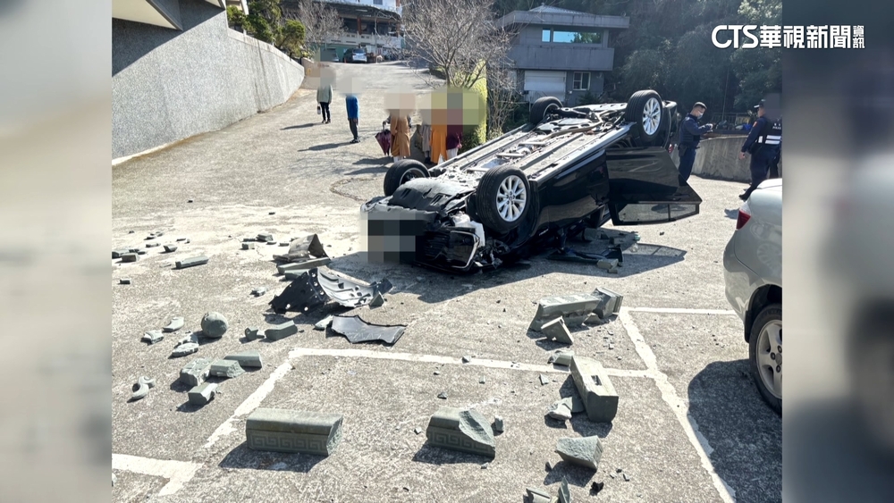 行車注意！參香暴衝頂朝天墜2樓高　車上3人掛彩