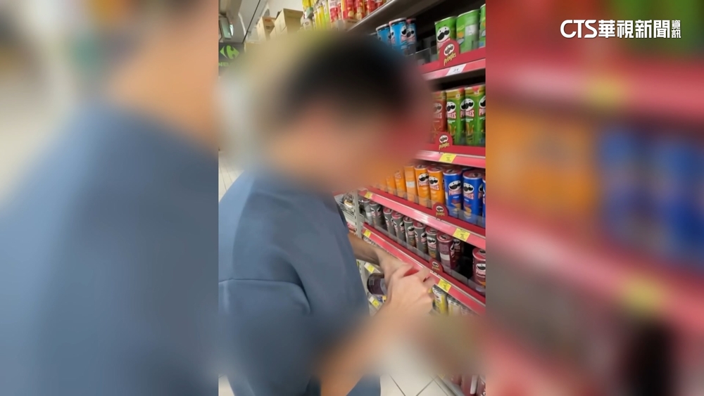 噁！網紅拿全聯商品亂吃再放回架上　網怒：沒公德心