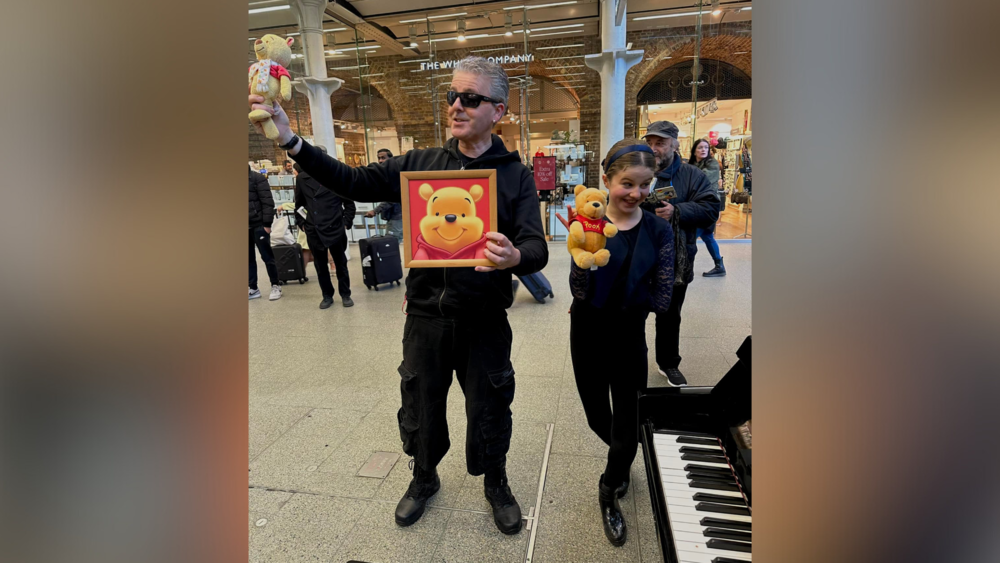 英國鋼琴家「手拿維尼」重返衝突現場　當事小粉紅發文求救 反遭中網友狂轟