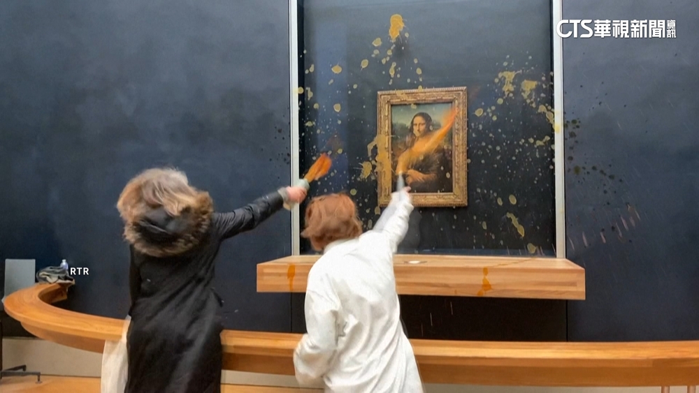 「蒙娜麗莎」又遇襲！　遭法國抗議人士潑灑湯汁