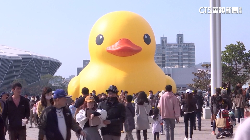 黃小鴨「金」夯！　週末吸65萬人次　高雄兩天進帳10億
