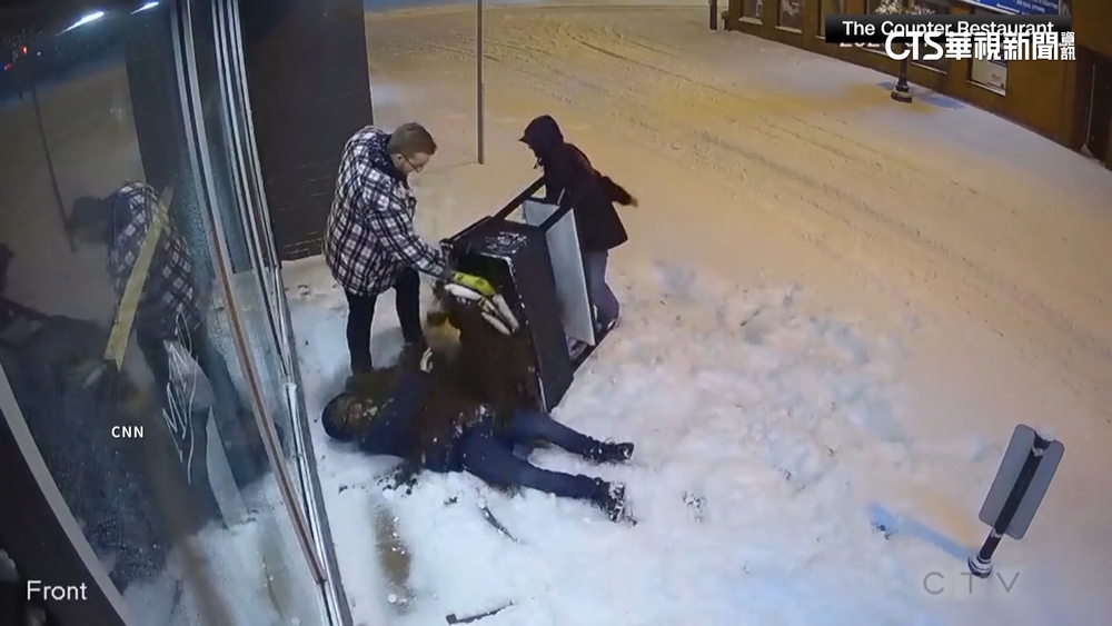 不能做壞事！惡作劇男拿花盆砸店　下秒「自摔」