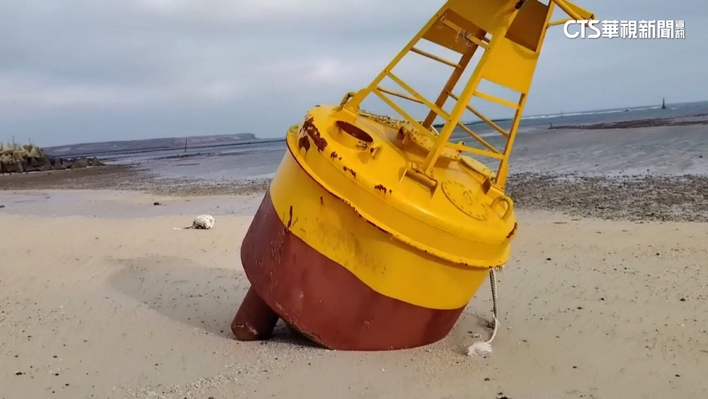 中國巨型浮球擱淺澎湖沙灘　專家：恐淪軍事用途