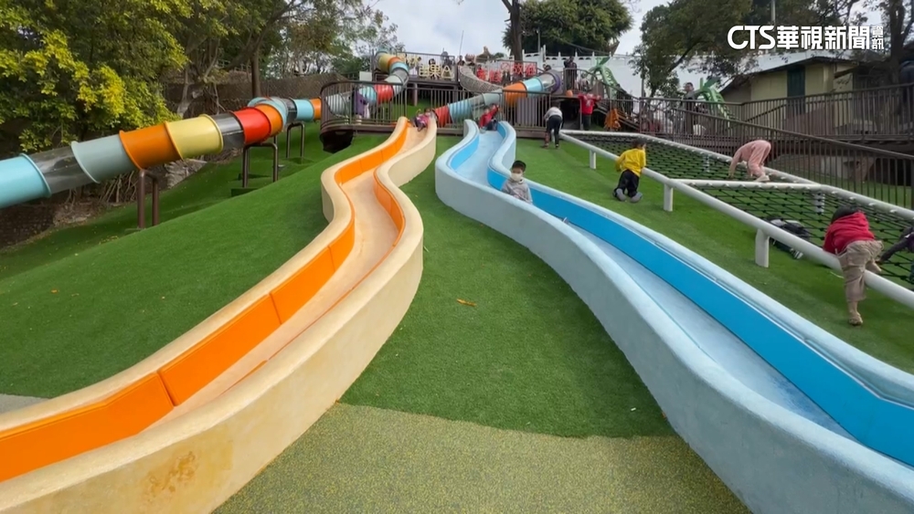 才開放2天！百果山磨石子滑梯　護墊破皮緊急搶修