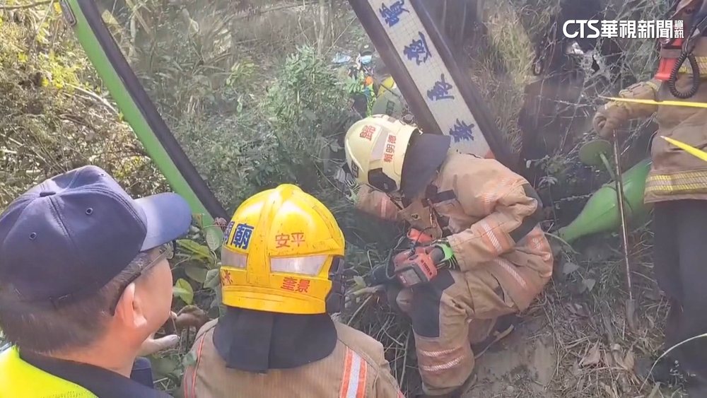 遊覽車翻覆「國3邊坡」　放假駕駛送醫不治