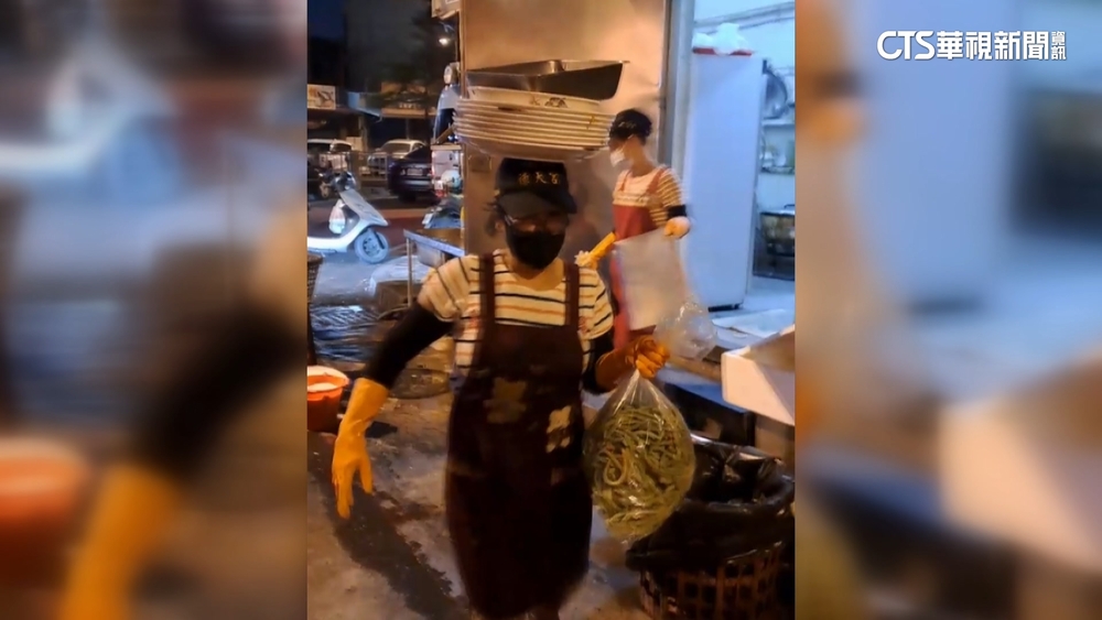 頭頂15餐盤.雙手端熱菜　便當店台灣媳好身手