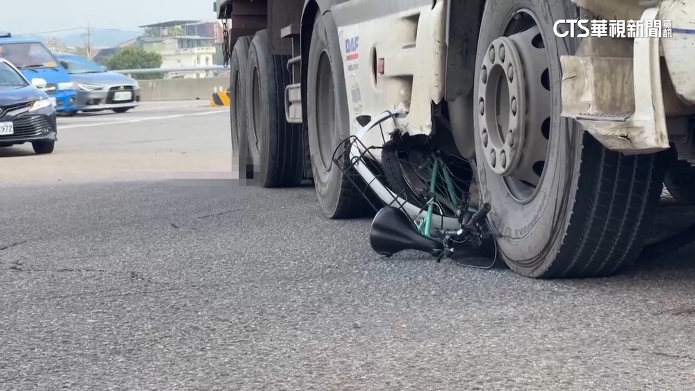 大貨車右轉輾斃23歲女騎士　疑視線死角.內輪差肇禍