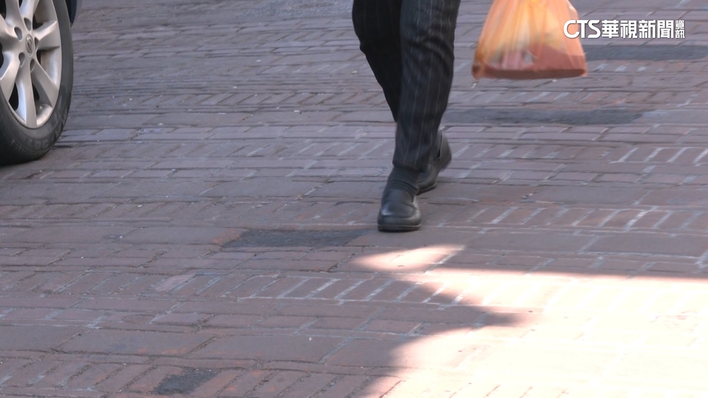 霧峰阿罩霧舊街紅磚路不平　嬤買菜摔斷腿