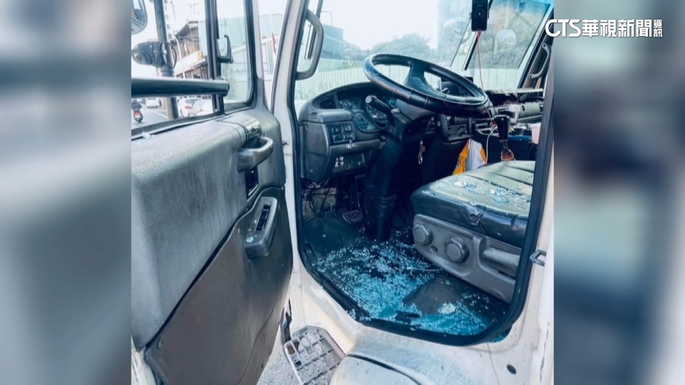 未禮讓右切車？　駕駛狂追1公里砸貨卡後照鏡